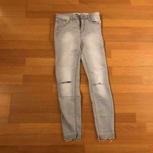  - Gråa byxor, aldrig använda 