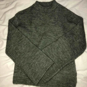 Stickad tröja  - Min supersnygga mörkgröna tröja ifrån NA-KD ⭐️⭐️ köpte för 700 kr, säljer för 200 + frakt 💕
