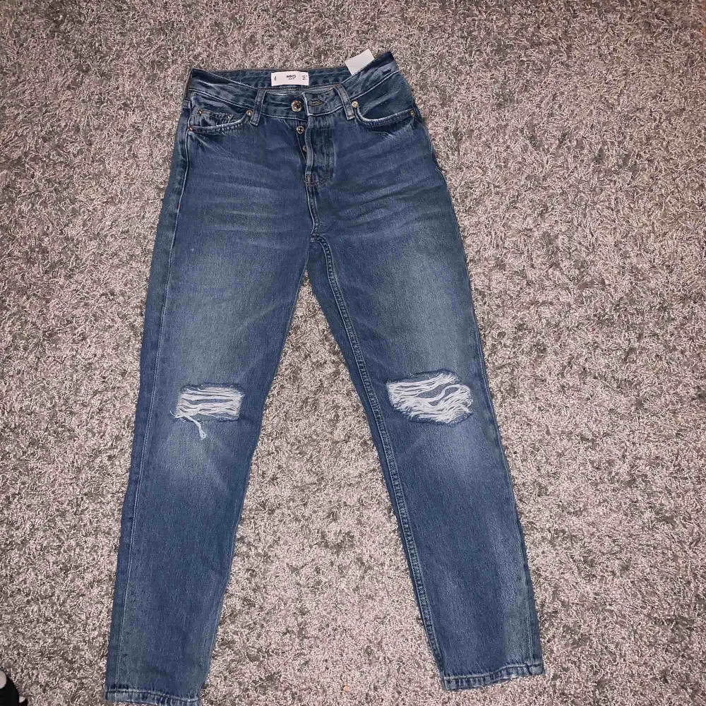 Ett par super snygga mom jeans/boyfriend jeans med högmidja ifrån mango. Endast använda 2 gånger. Köpta för 549, priset går o diskutera vid snabb affär. Frakt tillkommer. . Jeans & Byxor.