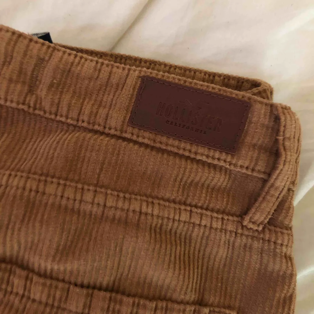 fett snygga manchesterbyxor från HOLLISTER. sparsamt använda  💖💞🥰🤯💕👏🏼🙏🏽💖. Jeans & Byxor.