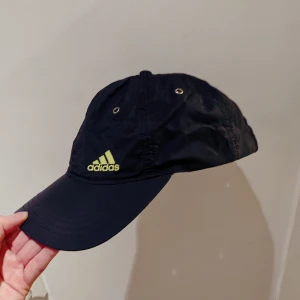  - Adidaskeps! Lite glansigt/sportigt material!  Neongrön adidaslogga!  