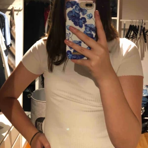 - En vit t-Shirt från bikbok, använd ett fåtal gånger. Nypris 199kr säljer för 70kr.