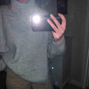  - Grå stickad polotröja. Väldigt oversized men snygg🥰