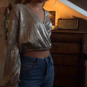  - silverguldig topp, använd 2 gånger du står för frakt 🤪