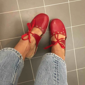  - Den perfekta sommarskorna ❤️ Väldigt bekväma, det går att reglera bandet. Det står strl 41 men passar mig som är strl 40