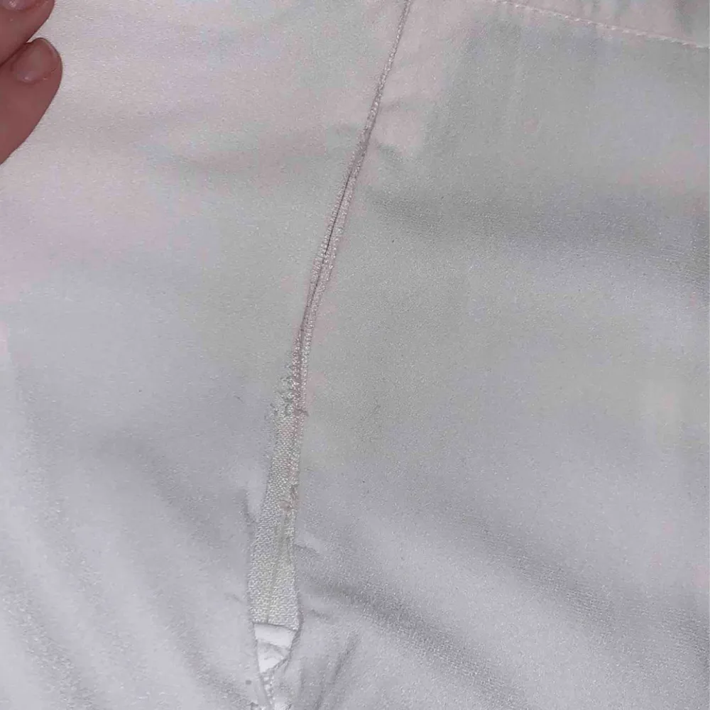 Jättefina vita kostymbyxor, använda 1 gång, sömmen vid dragkedjan är sönder men den går att laga lätt, annars i väldigt fint skick, är i storlek 42 men skulle säga att de passar en M. Frakt tillkommer på 55kr . Jeans & Byxor.