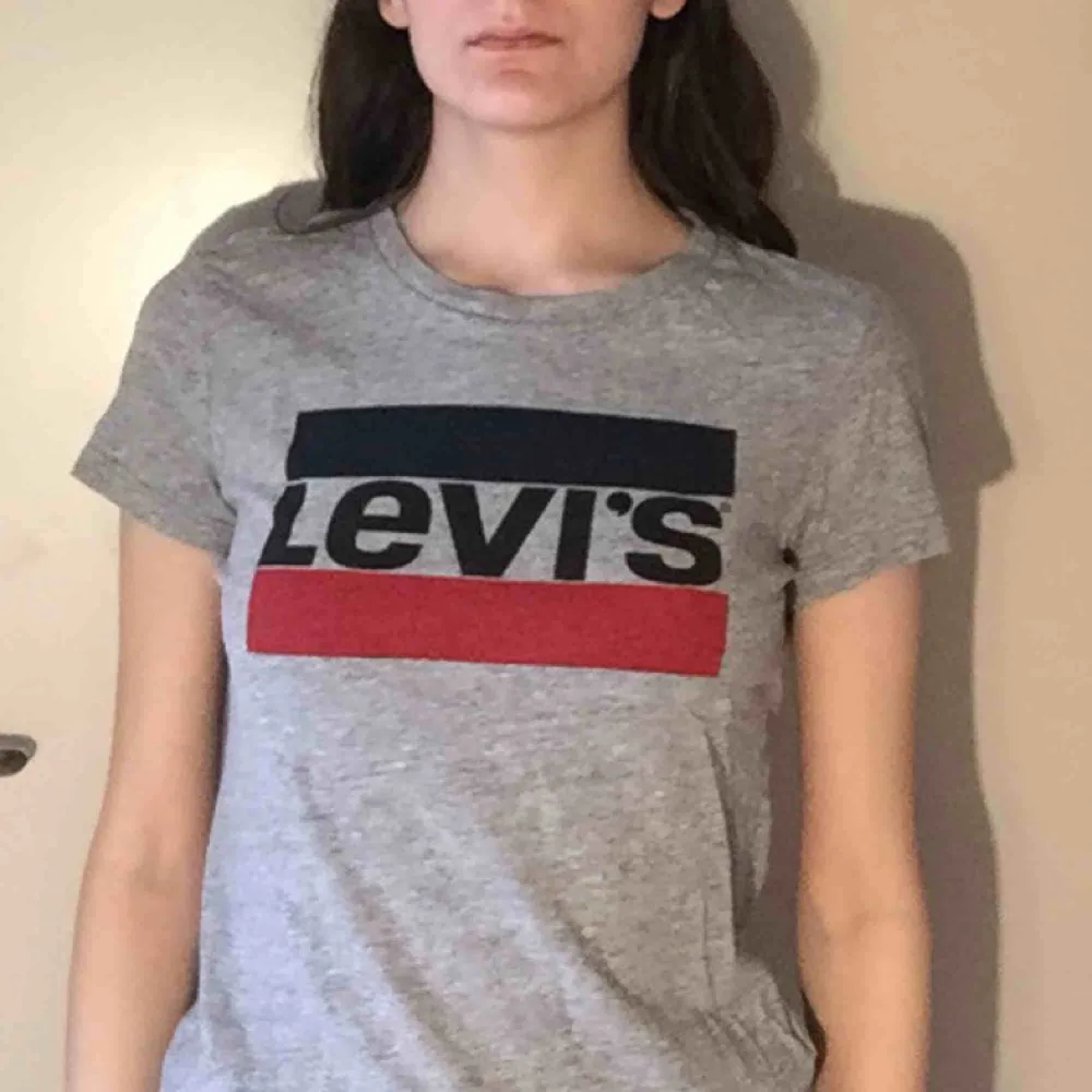 Basic grå t-shirt från Levi’s, storlek XS. > ALLA KLÄDER SOM KÖPS, TVÄTTAS OCH STRYKS INNAN SÄNDNING.. T-shirts.