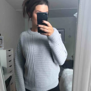  - Grå stickad tröja från Gina Tricot. Använd 1 gång så den är som ny! Köparen står för frakten:)