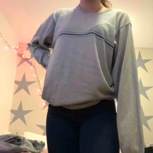  - Vintage adidas som jag köpt second hand. Vintage cond. Storleken är okänd men är väldigt oversized på mig. Jag bär oftast S och denna sitter som en L eller XL på mig.