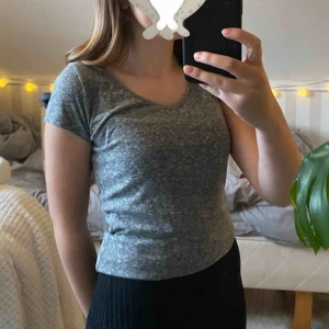  - Stilren t-shirt från från Hollister. Aldrig använd💛