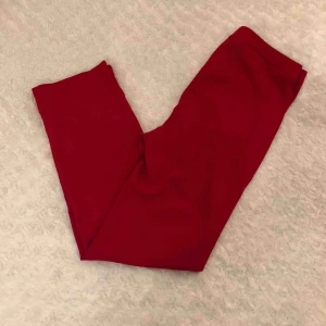  - Jätte fina kostymbyxor i rött. Dom har bara en pytteliten fläck på sig, fläcken är under knäskålen/smalbenet. Annars super fina! 