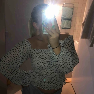 -  Tunn fin top från bikbok. Snyggt med jeans eller jenas shorts till sommaren! Köparen står för frakten 