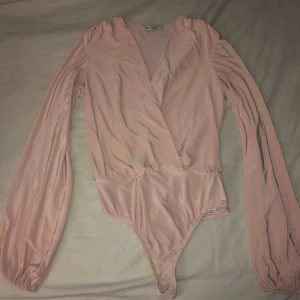  - Fin nästintill oanvänd body från Nelly. Materialet är super mjukt och sch stretchiga. Den har en ganska djup v-ringning  