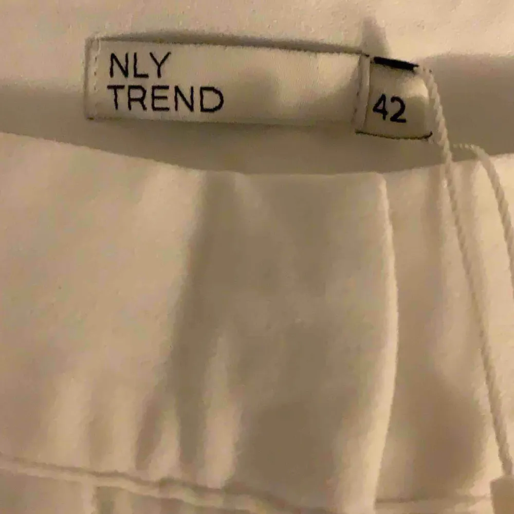 Ett par helt nya supersnygga vita kostymbyxor ifrån Nelly. Köpta för några månader sen. Skulle säga att den är mer i storlek 40 än 42. . Jeans & Byxor.