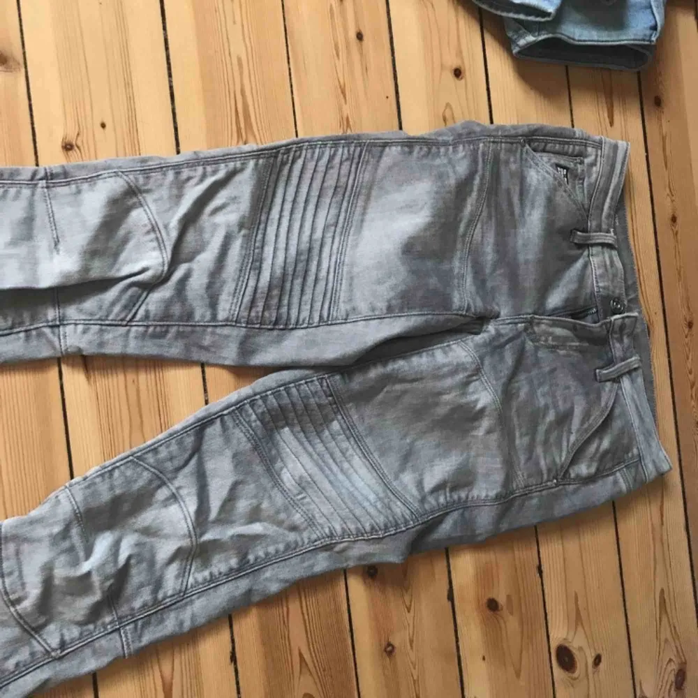 Köpta för 1000kr Gråa jeans med detaljer på låren Äkta g-star jeans. Jeans & Byxor.