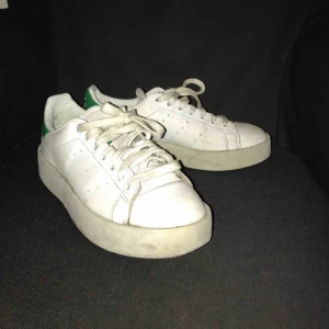  - Stan Smith skor med hög sula! Så jävla snygga men tyvärr för små för mig, köpta för 999kr, väl använda men i bra skick!