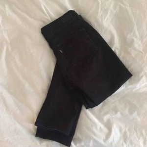  - Levis Classic Rise. Något små i strl, skulle säga de snarare är w29 än 30. Använt skick.  📬 Frakt 63 kr