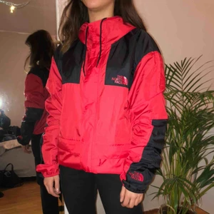  - The north face vindjacka i storlek L men skulle säga att den är mer som M. Helt ny och oanvänd. Nypris 1000