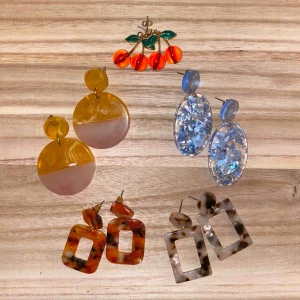  - Blandade örhängen för 100kr. Alla inköpa i höstas så knappt använda. De tre översta är från MONKI, de 2 nedersta från h&m. pris kan diskuteras! Köparen står för frakt ☺️❤️ OBS säljer alla ihop, ej separat. 