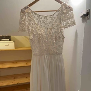  - Vit sommar/studentklänning. Finns en liten reva vid klänningens vänstra ärm men går att åtgärda enkelt! 