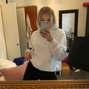  - Snygg vit hoodie från herravdelningen på hm storlek xs skulle säga att den kan passa en XS/M beroende på hur man vill att den ska sitta! Så fin och passar till allt, inte använd så mycket. Kan mötas i stockholm eller så står köparen för frakt☺️
