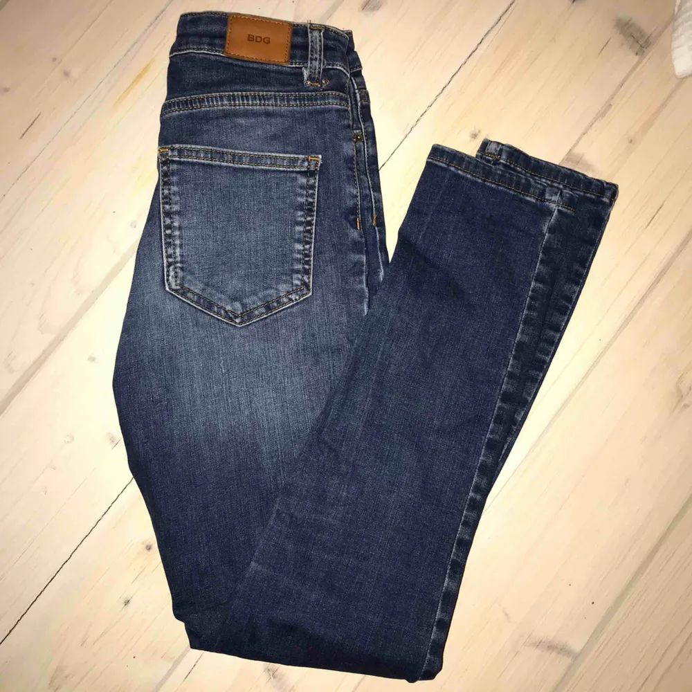 Sköna och snygga smala jeans från Urban outfitters! I medelblå tvätt och slim fit. Höga i midjan och sitter riktigt snyggt efter kroppen pga det mjuka materialet. De är har en croppad modell. Storlek 24 i midjan. . Jeans & Byxor.