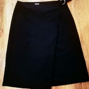 A- Line Filippa k kjol. Köptes som Large men har fått den anpassad hos skräddaren till Medium. 