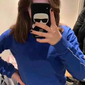  - Super fint skick, köpt för 299kr på NAKD. Står nakd med skrivstil på ena armen. 70kr+frakt