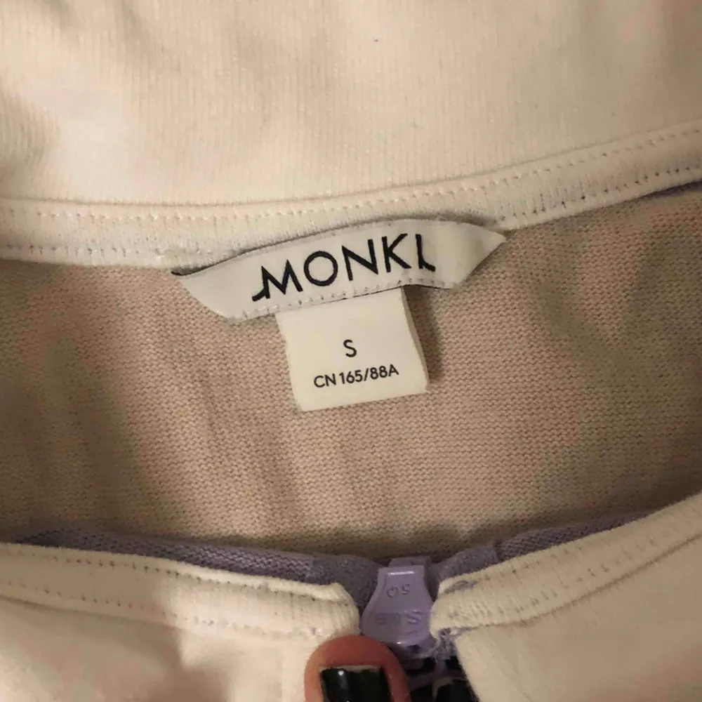As gullig tröja från monki i storlek S men passar även en XS! Köptes för 200kr men säljer för 100kr + 50kr frakt! Endast använd 2 gånger så den ser ut som ny!. Toppar.