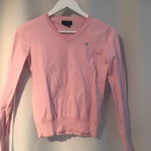  - En vanlig långärmad tröja, den är i barn storlek men passar mig som är en xs i vanliga fall 