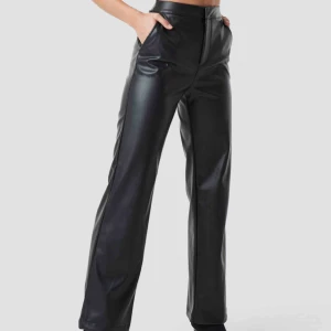  - då många är väldigt intresserade så är det först till kvarn! Säljer dessa byxor från NaKd i fint skick! Storlek 36. de är lite stora i storleken? 249kr plus frakt. Innerbenslängd är 80 cm. Ja e 169 och tycker dom är i bra längd för mig med sneakers