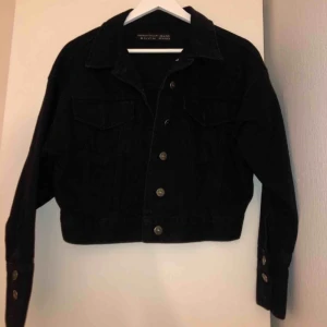  - Croppad svart jeansjacka.  Aldrig använd utan endast testad  Kan mötas upp i Malmöområdet & frakt står köparen för!
