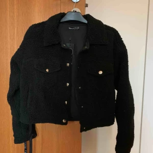  - Jättemysig och fin teddyjacka från boohoo, inte använd en enda gång. Passar perfekt till våren och hösten! Skicka till mig privat om du vill ha fler bilder. 