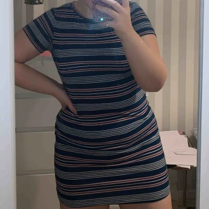  - Fin randig klänning, använd fåtal gånger. Storlek S-36/38 men fungerar som 40/42 om man vill ha den lite tajtare. Frakt tillkommer på 33kr. 