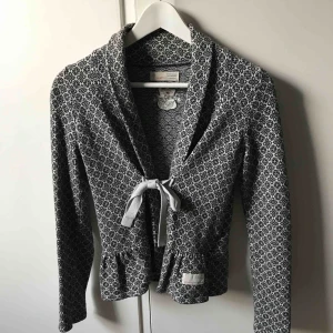 Kofta  - Oddmolly kofta svart/vit. Knytning framtill. Använd mycket för flera år sedan men i väldigt bra skick. 