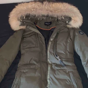 Hollies jacka - Hej! Säljer min fina gröna jacka i modell Livigno, som jag ej använder längre på grund av att jag fått en ny. Använt under endast en vinter. Äkta Hollies pälsjacka. Kontakta vid minsta intresse och flera bilder. Pris kan diskuteras:)