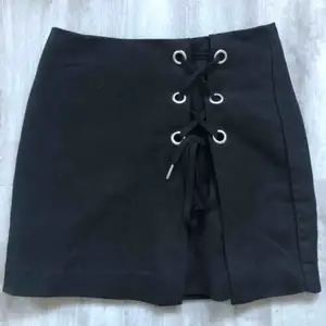 Mocka kjol från H&M med snörning 