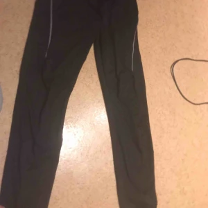  - dålig bild men kan skicka bättre bild när jag har på mig dom privat. svarta träningsbyxor från hm storlek xs passar s också bra skick använts bara några gånger