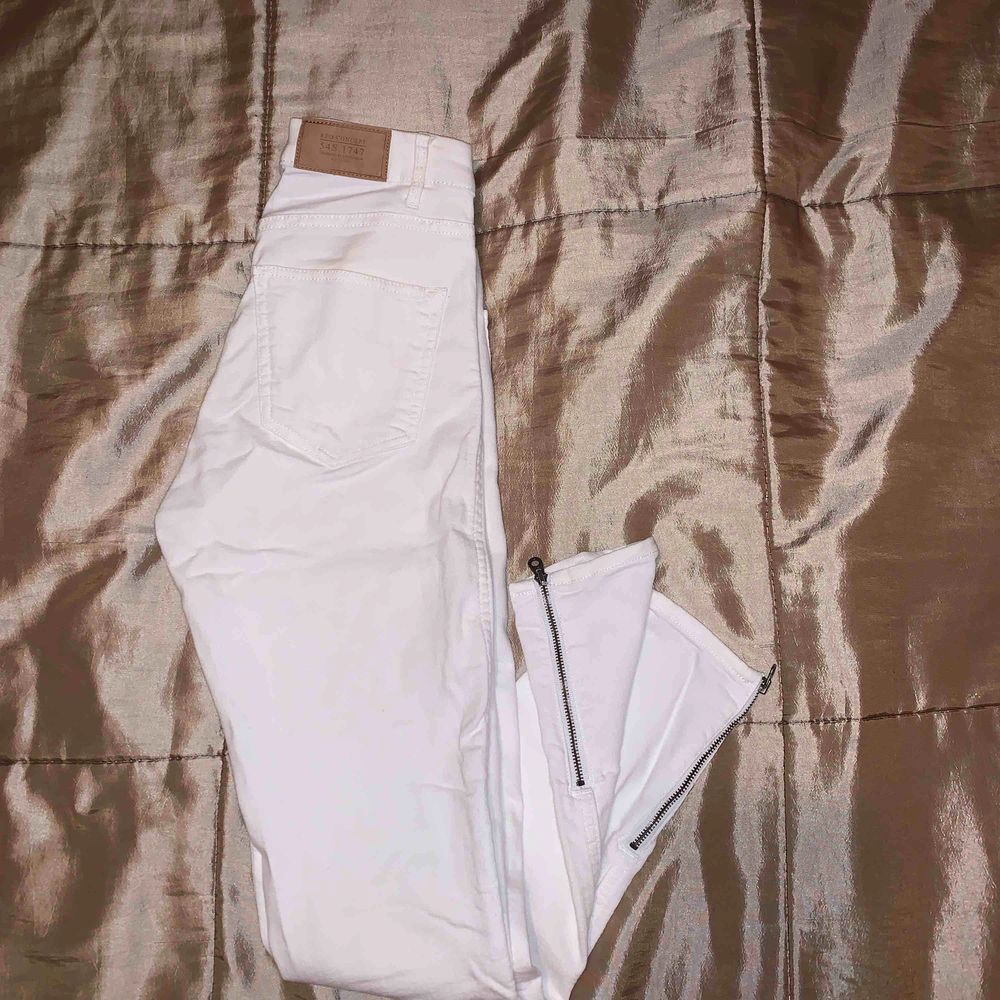 Vita mjuka jeans från H&m i storlek 34, använda 3ggr mycketfint skick!. Jeans & Byxor.
