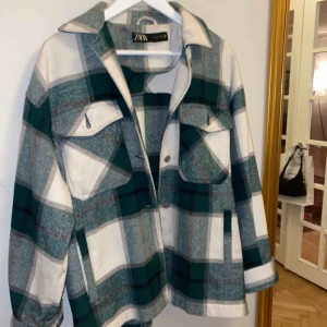  - Mycket populär slutsåld jacka från Zara. Köpt i höstas och mycket bra skick! Möts upp i Stockholm annars står köparen för frakt. orginalpris 549kr