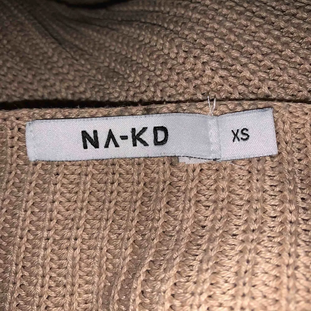En jättefin lite ” hårdare ” stickad tröja från NAKD. Köpt för cirka ett år sedan för runt 400 kr. Frakt tillkommer❣️ Skriv gärna för fler bilder vid intresse🥰 vid intresse av mer kläder går de självklart att samfrakta❣️. Stickat.