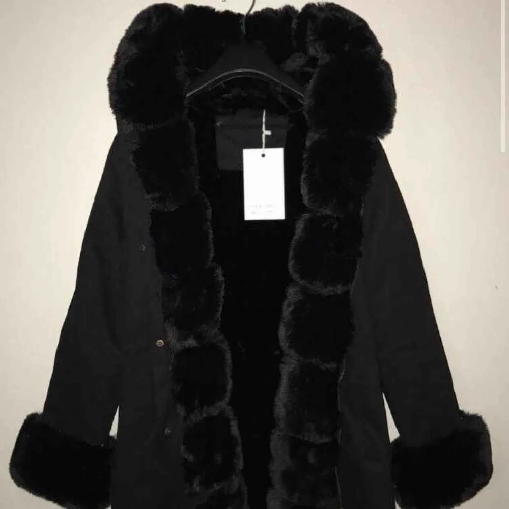 Helt ny faux fur parka jacka nypris 2800 säljer för 1400 frakten står jag för!. Jackor.