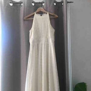  - Oanvänd krämvit långklänning från Little Mistress + medföljande halsband. Ordinarie pris 800kr.  (Har även en likadan i storlek 38 om det är av intresse) 