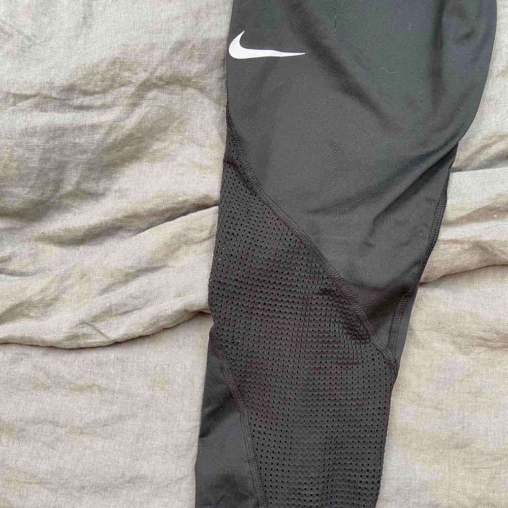Svarta träningsbyxor från Nikepro i storlek S❤️. Du står för frakten :). Jeans & Byxor.