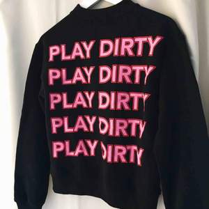 Snygg tröja från NA-KD med texten ”Play dirty” på baksidan. Går att hämta i Stockholm! 