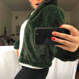  - Grön fluff jacka från pull & bear, 400kr