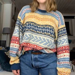  - Jättemysig vintage stickad tröja med fint mönster. Den är märkt M men är mer som XL eller XXL, är dock snygg oversized. Den har ett hål i armhålan som lätt går att fixa, det kan göras innan jag skickar den om så önskas. Fri frakt!