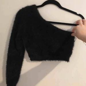 One shoulder tröja - Snygg oneshoulder-topp i fluffigt material! Använd en gång så den är näst intill nyskick☺️