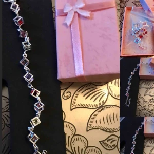  - NYTT TJUSIGT SILVERPLÄTERAT ARMBAND MED 12 STYCKEN KUBISKA FÄRGLADA KRISTALLER, Stämplat armband. ROSA ETUIET MEDFÖLJER SE BILDER * Bjuder på Portot. *Snabb lLeveranstid 1-3 vardagar 