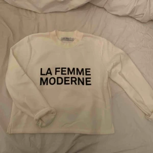  - Vit collegetröja från Carin Wester, aldrig använd. Suuupermjuk och bra kvalitet 🙏🏼💜 Köparen står för frakten. 